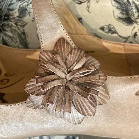 PORTOFINO Sz 41 Heeled Sandal With  Velcro Closure Adorned with Flower - Picture 7 of 16